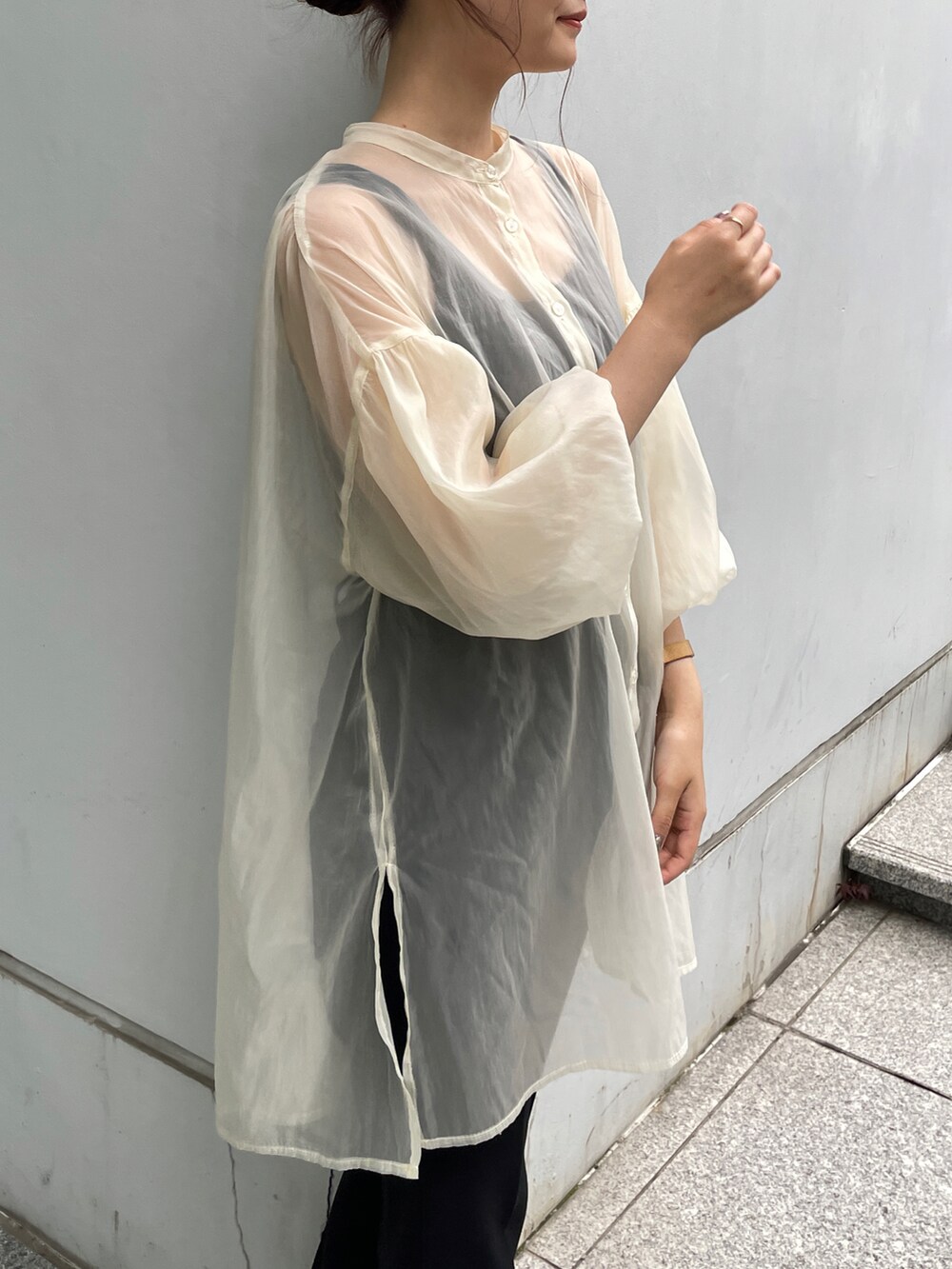 ホワイト系のシャツ/ブラウス、ブラック系のその他パンツ、ブラック系のサンダルを着用したレディースの夏コーディネートの3枚目の写真