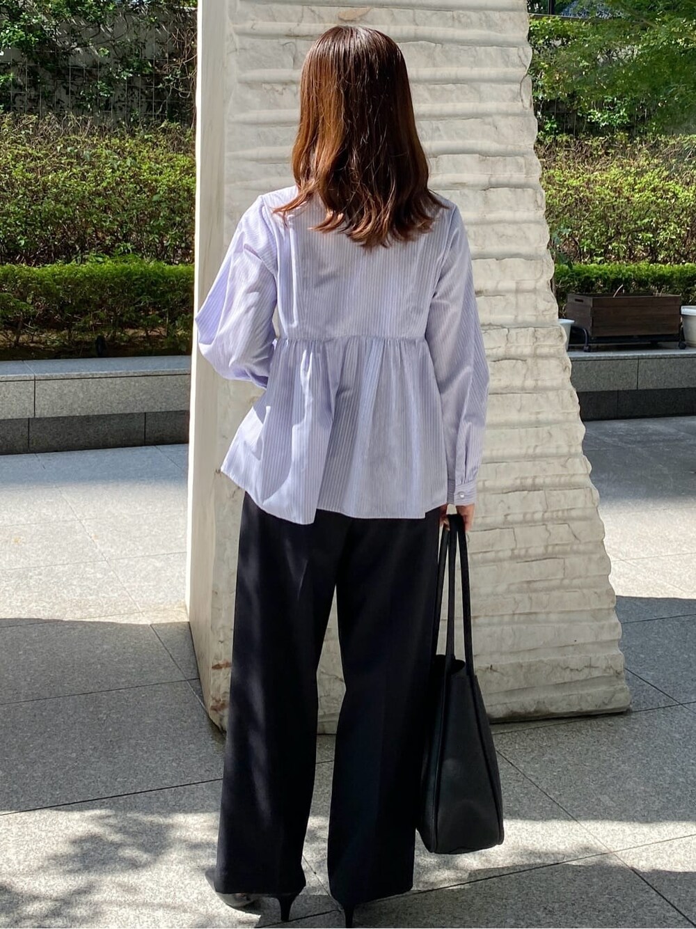 ブルー系のシャツ/ブラウス、ブラック系のその他パンツ、ブラック系のトートバッグを着用したレディースの秋コーディネートの5枚目の写真