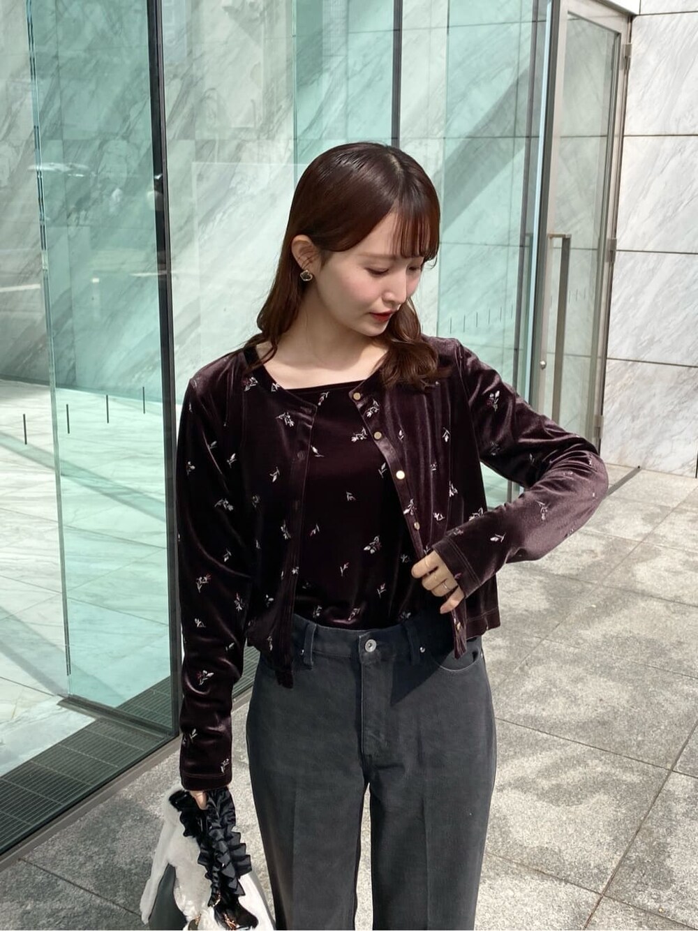 パープル系のカーディガン/ボレロ、パープル系のTシャツ/カットソー、ブラック系のその他パンツを着用したレディースの秋コーディネートの8枚目の写真