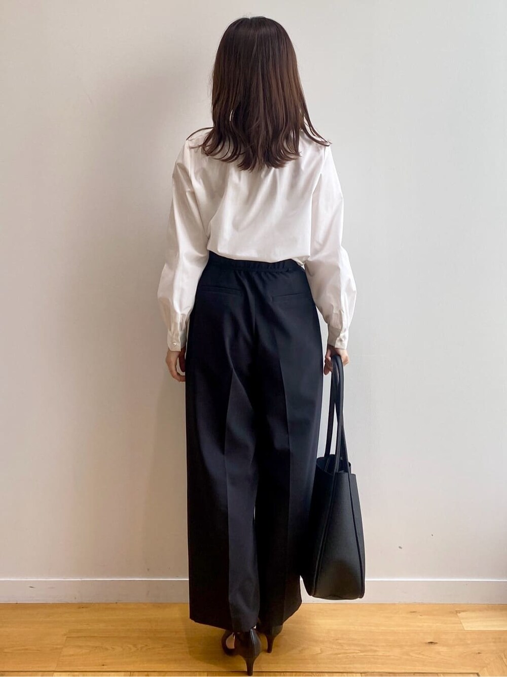 ホワイト系のシャツ/ブラウス、ブラック系のその他パンツ、ブラック系のトートバッグを着用したレディースの夏コーディネートの4枚目の写真