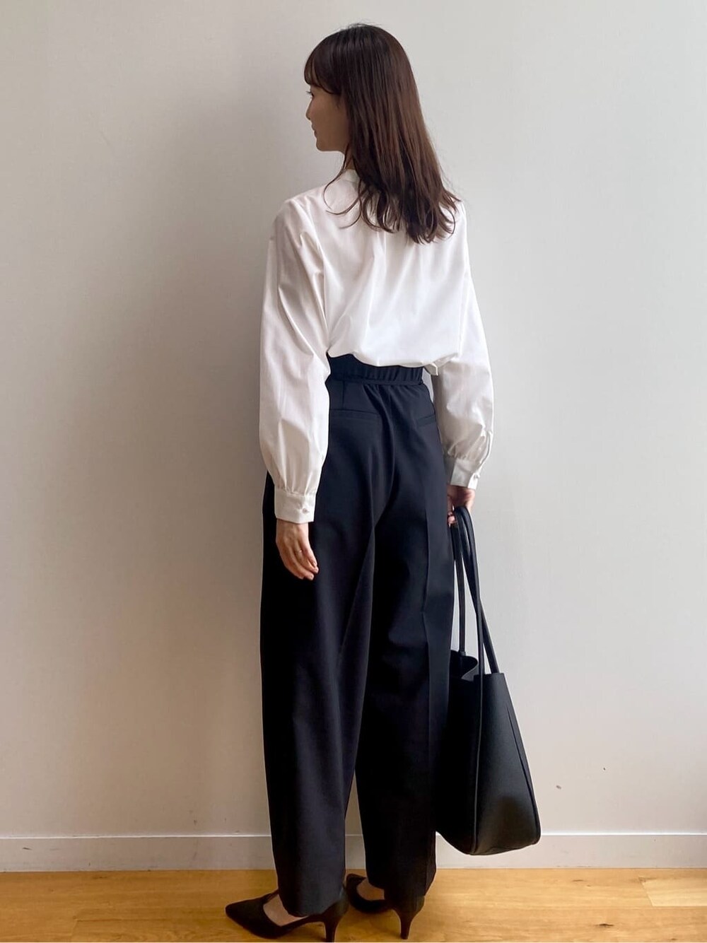 ホワイト系のシャツ/ブラウス、ブラック系のその他パンツ、ブラック系のトートバッグを着用したレディースの夏コーディネートの5枚目の写真