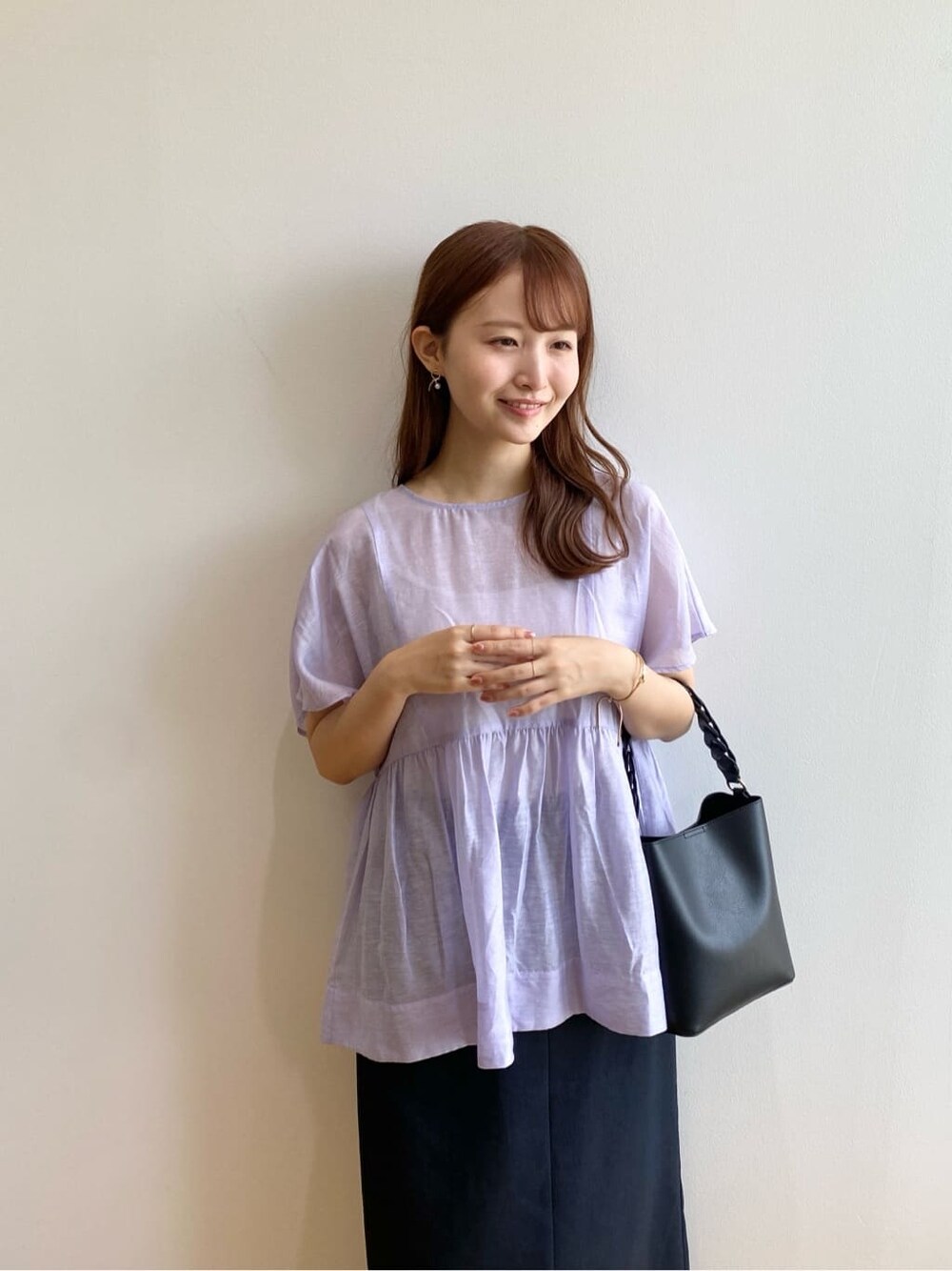 パープル系のシャツ/ブラウス、ブルー系のスカート、ブラック系のショルダーバッグを着用したレディースの夏コーディネートの6枚目の写真