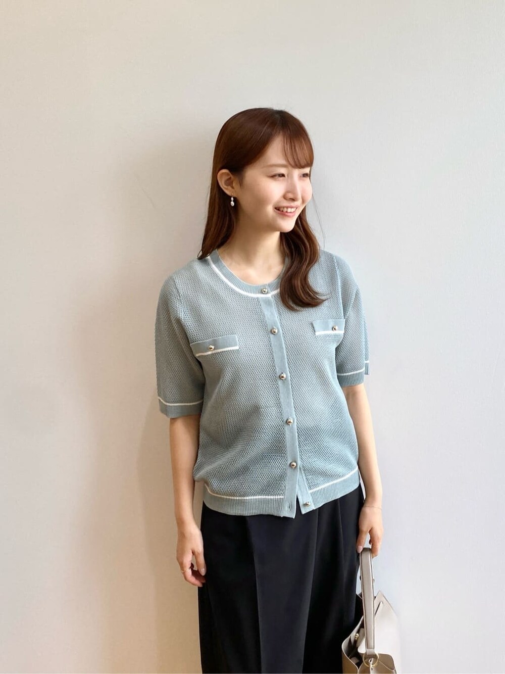 グリーン系のカーディガン/ボレロ、ブラック系のその他パンツ、ベージュ系のトートバッグを着用したレディースの夏コーディネートの6枚目の写真