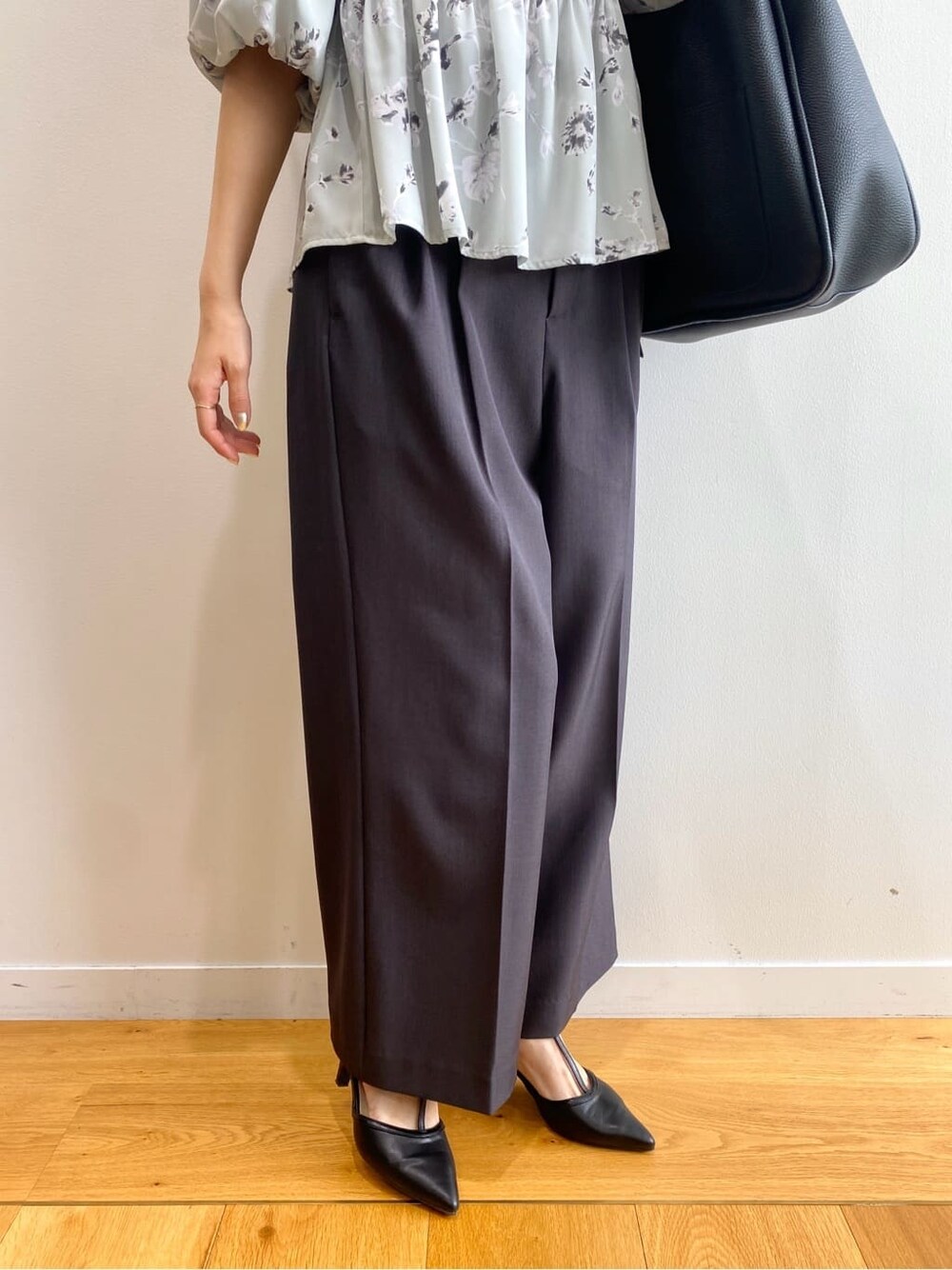 グリーン系のシャツ/ブラウス、グレー系のその他パンツ、ブラック系のトートバッグを着用したレディースの夏コーディネートの10枚目の写真