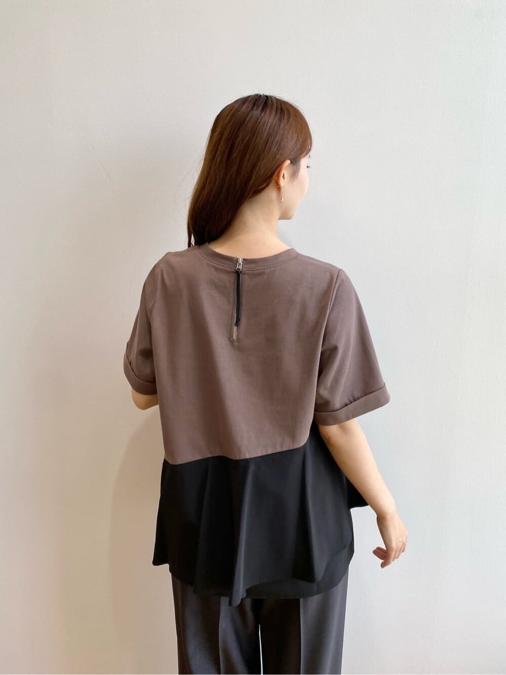 ブラウン系のTシャツ/カットソー、グレー系のその他パンツ、ブラック系のサンダルを着用したレディースの夏コーディネートの7枚目の写真
