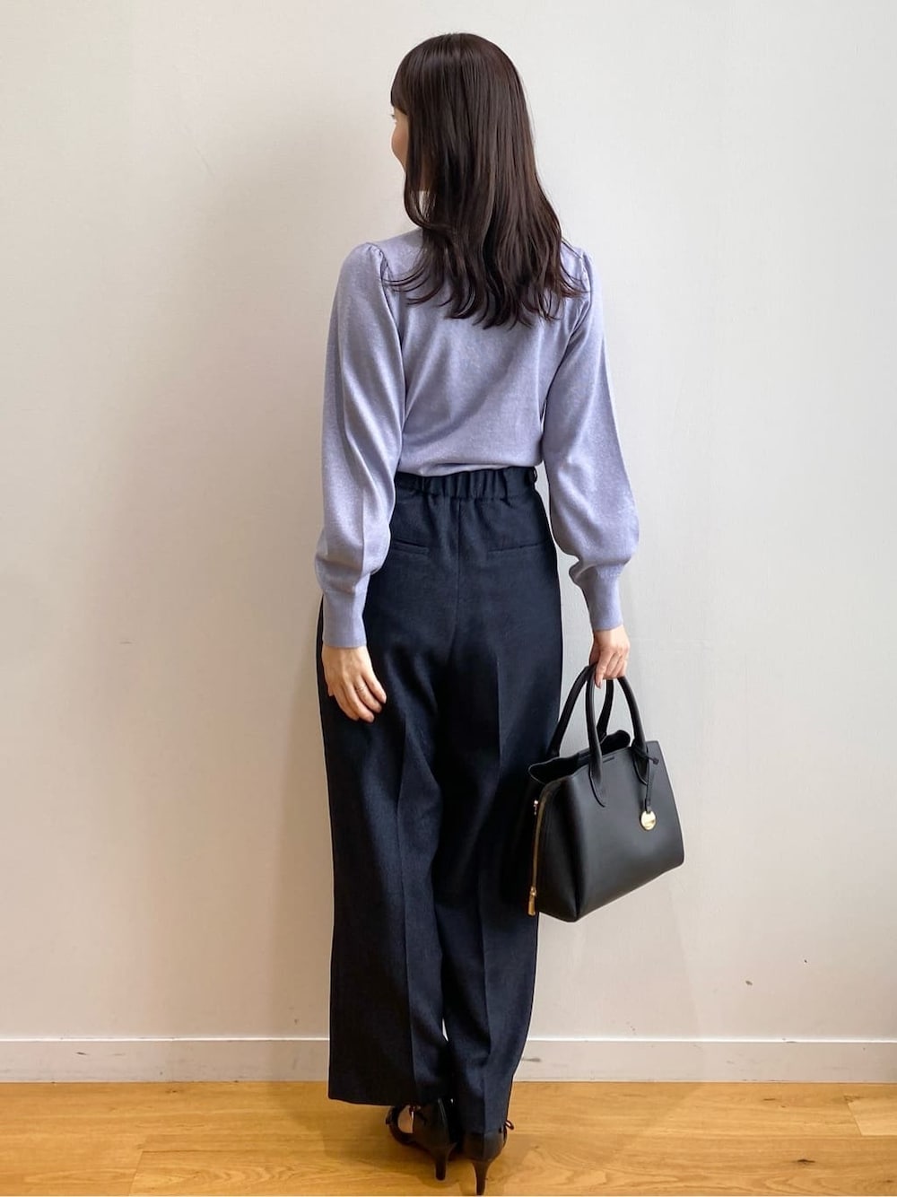 ブルー系のニット/セーター、ブルー系のその他パンツ、ブラック系のボストンバッグを着用したレディースの秋コーディネートの4枚目の写真