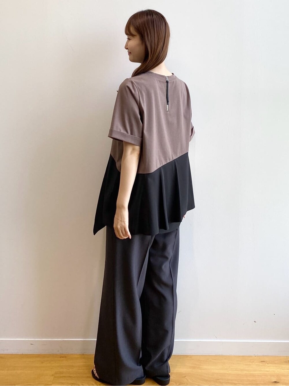 ブラウン系のTシャツ/カットソー、グレー系のその他パンツ、ブラック系のサンダルを着用したレディースの夏コーディネートの5枚目の写真