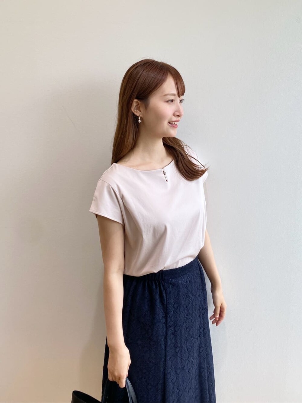 ベージュ系のTシャツ/カットソー、ブルー系のスカート、ブラック系のトートバッグを着用したレディースの夏コーディネートの8枚目の写真