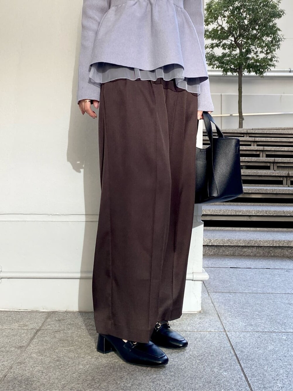 ベージュ系のダウンジャケット/コート、ブルー系のニット/セーター、ブラウン系のその他パンツを着用したレディースの冬コーディネートの10枚目の写真
