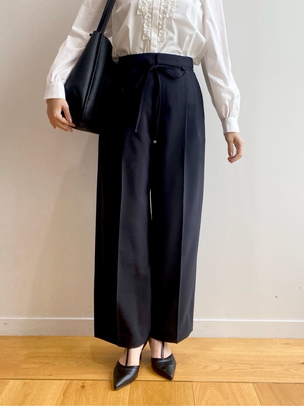 ホワイト系のシャツ/ブラウス、ブラック系のその他パンツ、ブラック系のトートバッグを着用したレディースの夏コーディネートの9枚目の写真