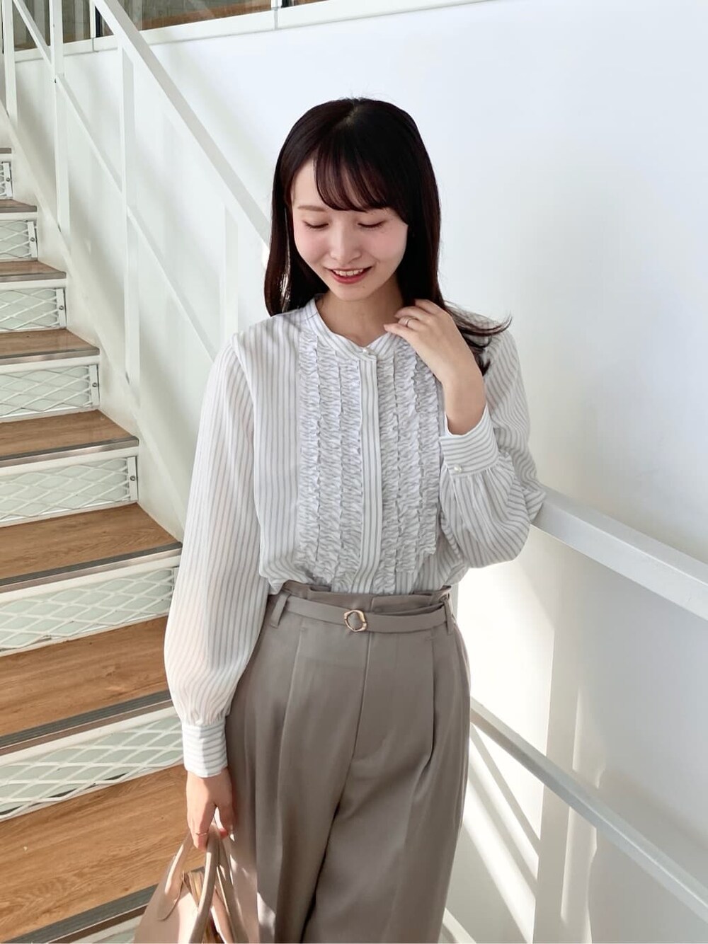 ベージュ系のその他パンツ、ベージュ系のボストンバッグ、ベージュ系のブーツを着用したレディースの冬コーディネートの8枚目の写真