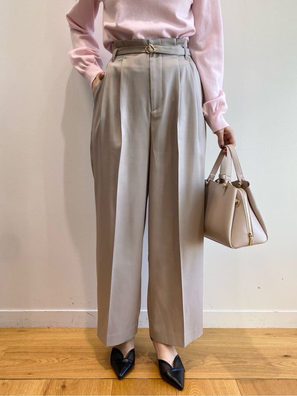 ピンク系のニット/セーター、ベージュ系のその他パンツ、ベージュ系のショルダーバッグを着用したレディースの冬コーディネートの10枚目の写真