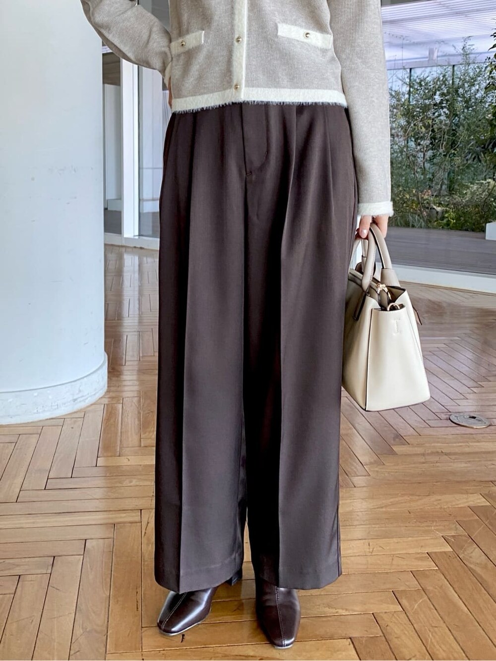 ベージュ系のカーディガン/ボレロ、ブラウン系のその他パンツ、ホワイト系のトートバッグを着用したレディースの冬コーディネートの9枚目の写真