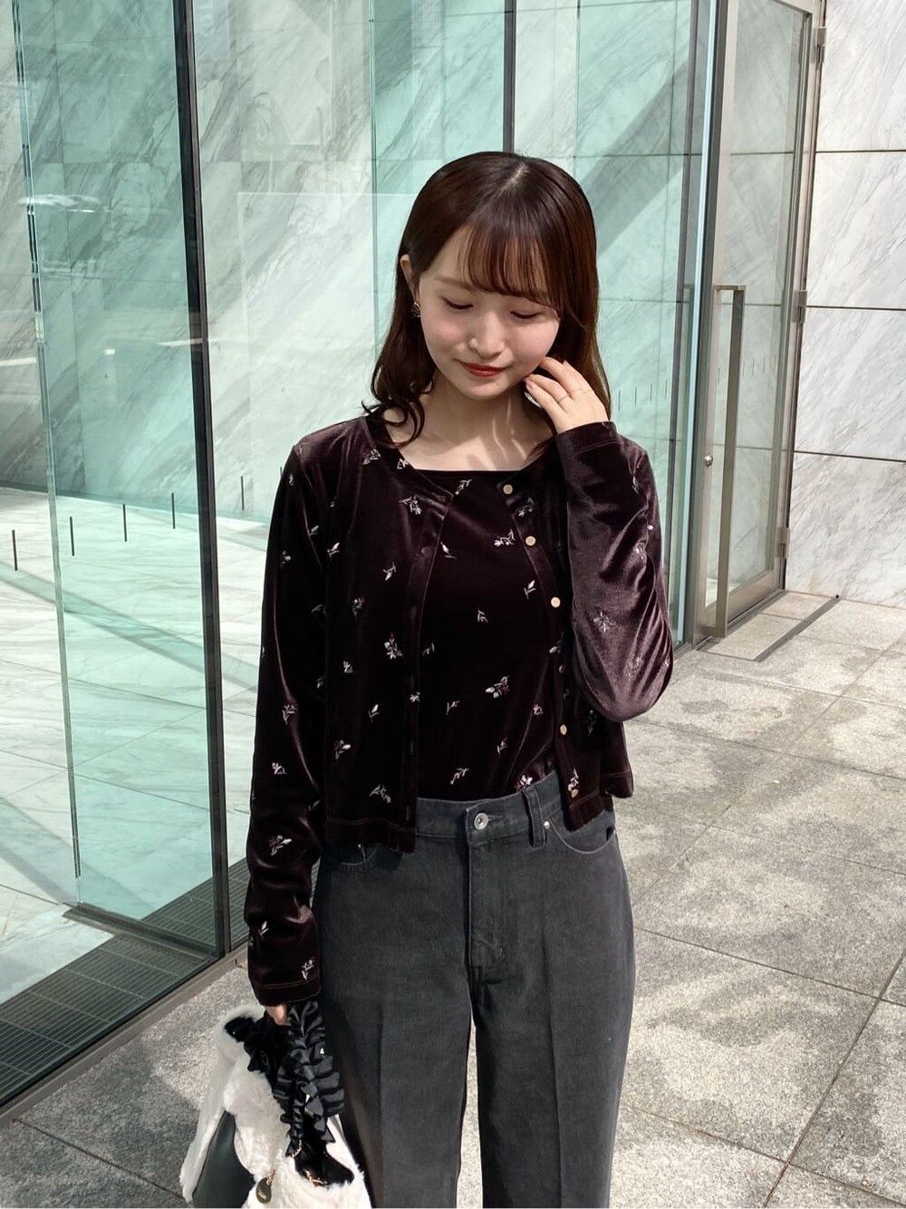 パープル系のカーディガン/ボレロ、パープル系のTシャツ/カットソー、ブラック系のその他パンツを着用したレディースの秋コーディネートの7枚目の写真