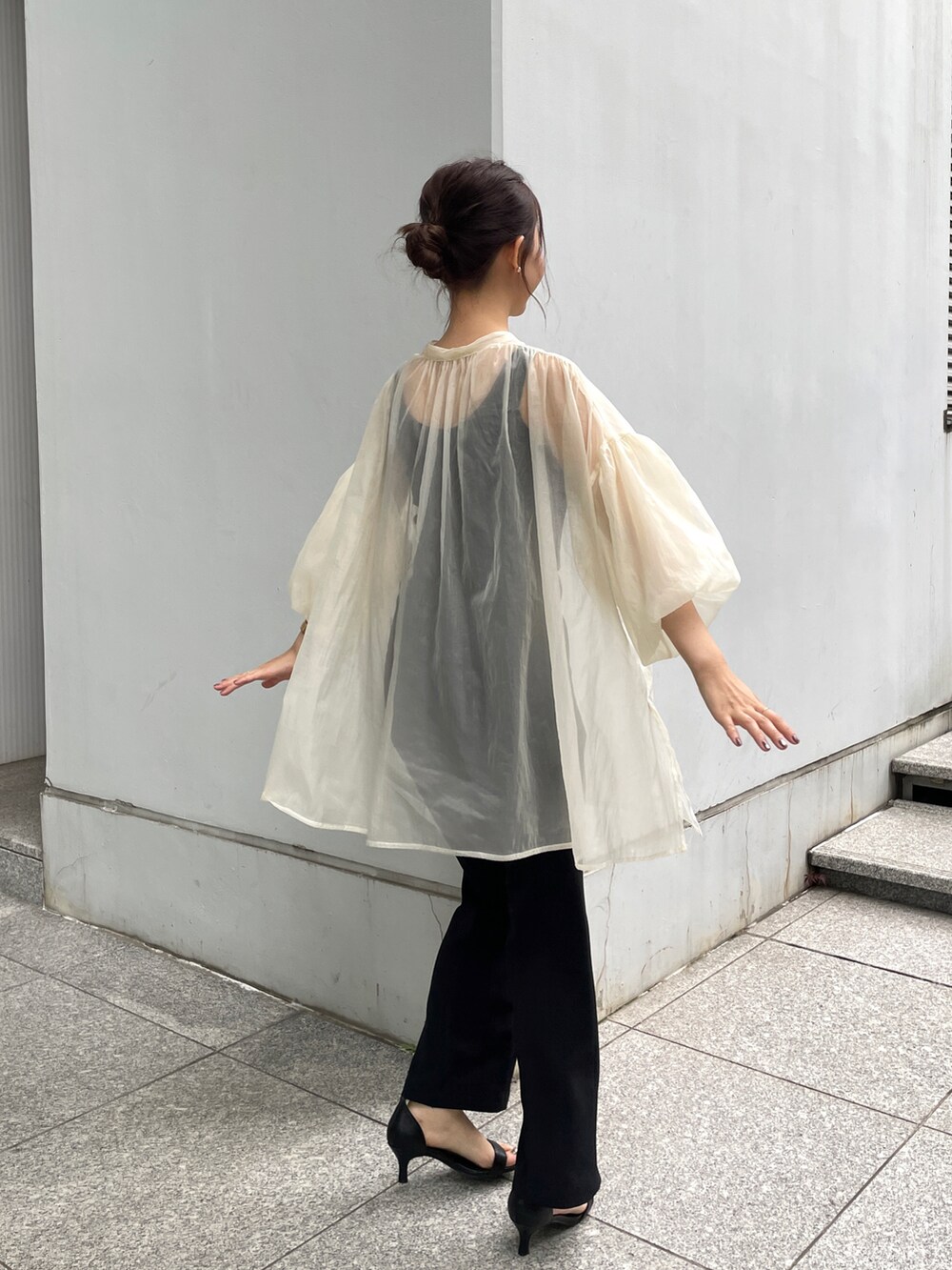 ホワイト系のシャツ/ブラウス、ブラック系のその他パンツ、ブラック系のサンダルを着用したレディースの夏コーディネートの2枚目の写真