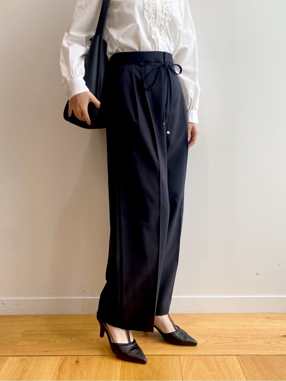 ホワイト系のシャツ/ブラウス、ブラック系のその他パンツ、ブラック系のトートバッグを着用したレディースの夏コーディネートの10枚目の写真