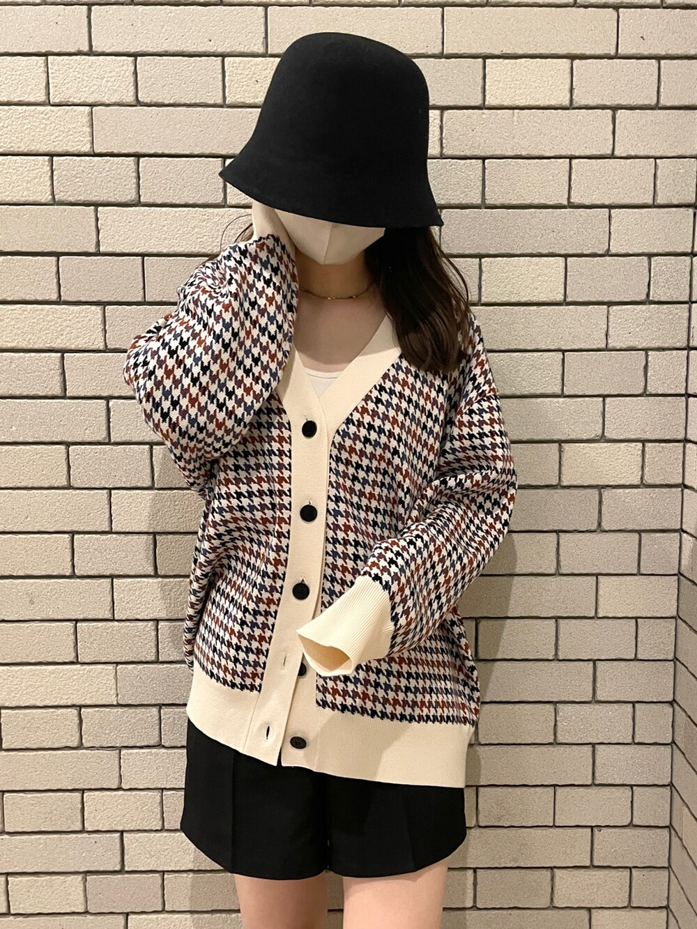 ブラック系のその他パンツ、ホワイト系のカーディガン/ボレロ、ホワイト系のキャミソールを着用したレディースの秋コーディネートの2枚目の写真