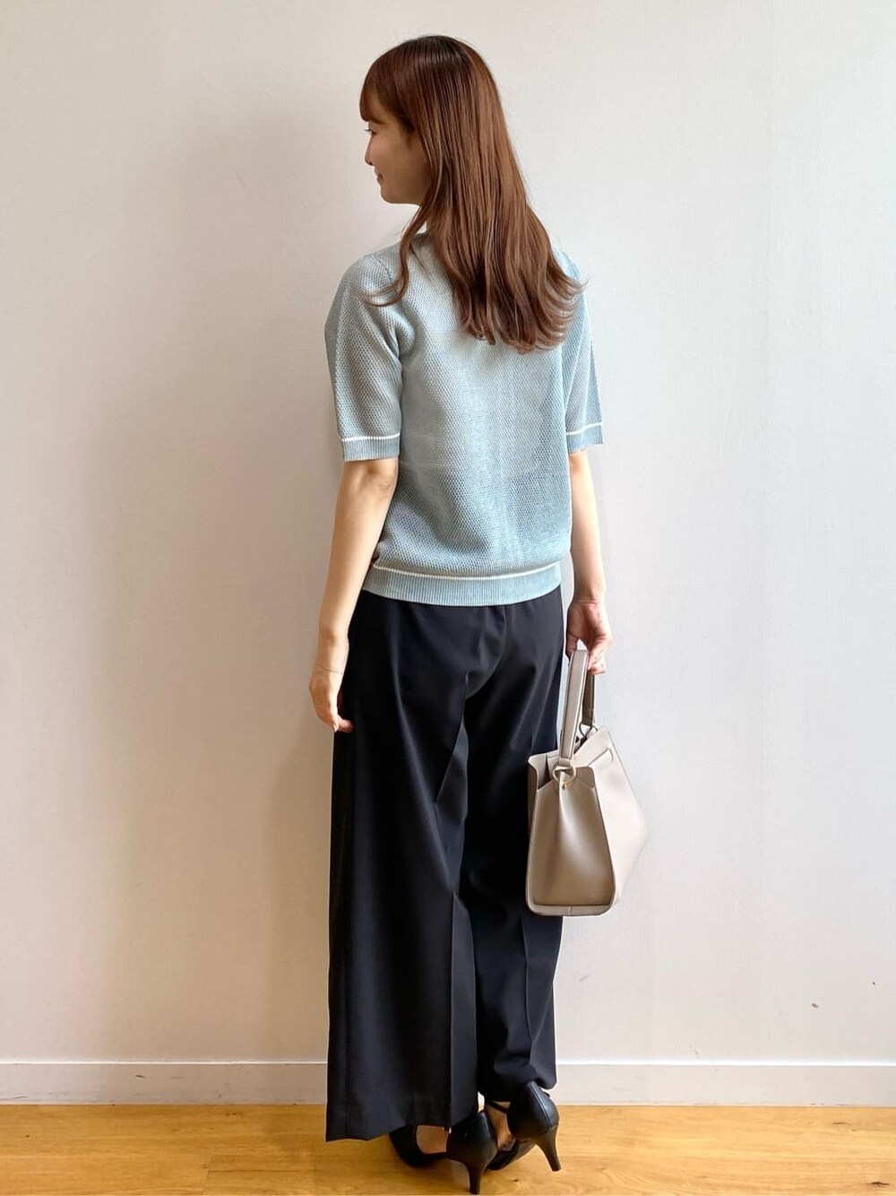グリーン系のカーディガン/ボレロ、ブラック系のその他パンツ、ベージュ系のトートバッグを着用したレディースの夏コーディネートの5枚目の写真
