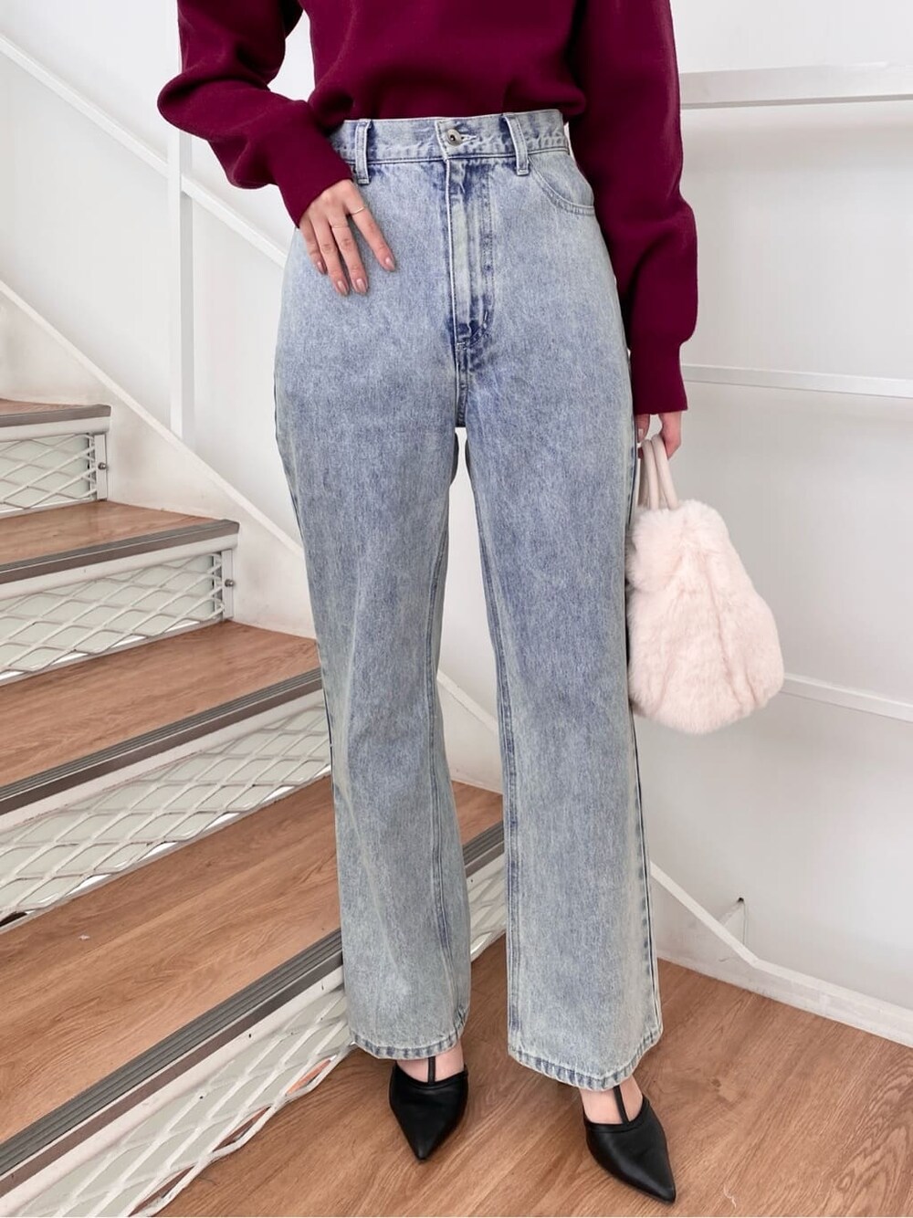 レッド系のニット/セーター、ブラック系のデニムパンツ、ホワイト系のショルダーバッグを着用したレディースの冬コーディネートの10枚目の写真