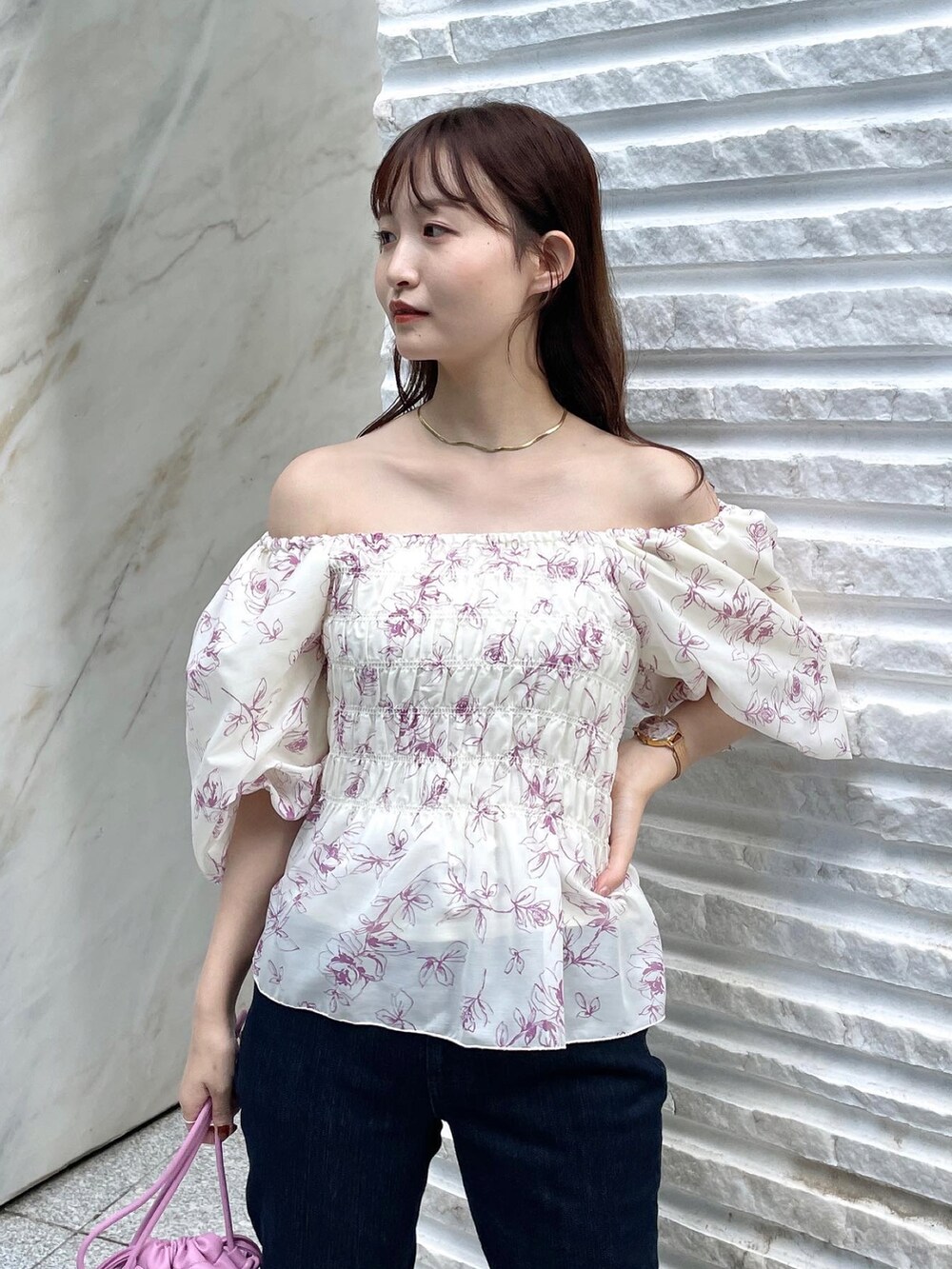 ホワイト系のシャツ/ブラウス、ブルー系のその他パンツ、ホワイト系のその他を着用したレディースの夏コーディネートの2枚目の写真