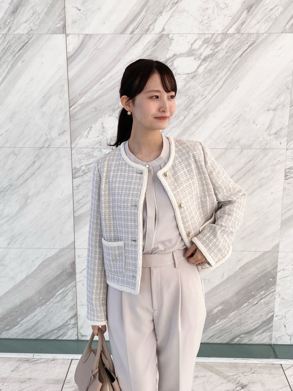 ベージュ系のノーカラージャケット、ベージュ系のシャツ/ブラウス、ベージュ系のその他パンツを着用したレディースの冬コーディネートの6枚目の写真