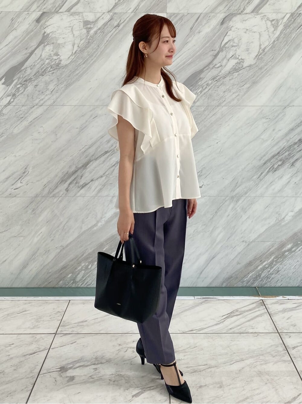 ホワイト系のシャツ/ブラウス、グレー系のその他パンツ、ブラック系のトートバッグを着用したレディースの夏コーディネートの3枚目の写真