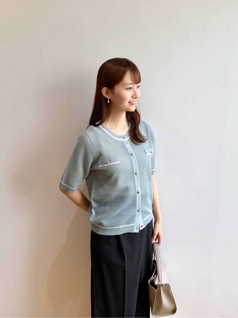 グリーン系のカーディガン/ボレロ、ブラック系のその他パンツ、ベージュ系のトートバッグを着用したレディースの夏コーディネートの8枚目の写真