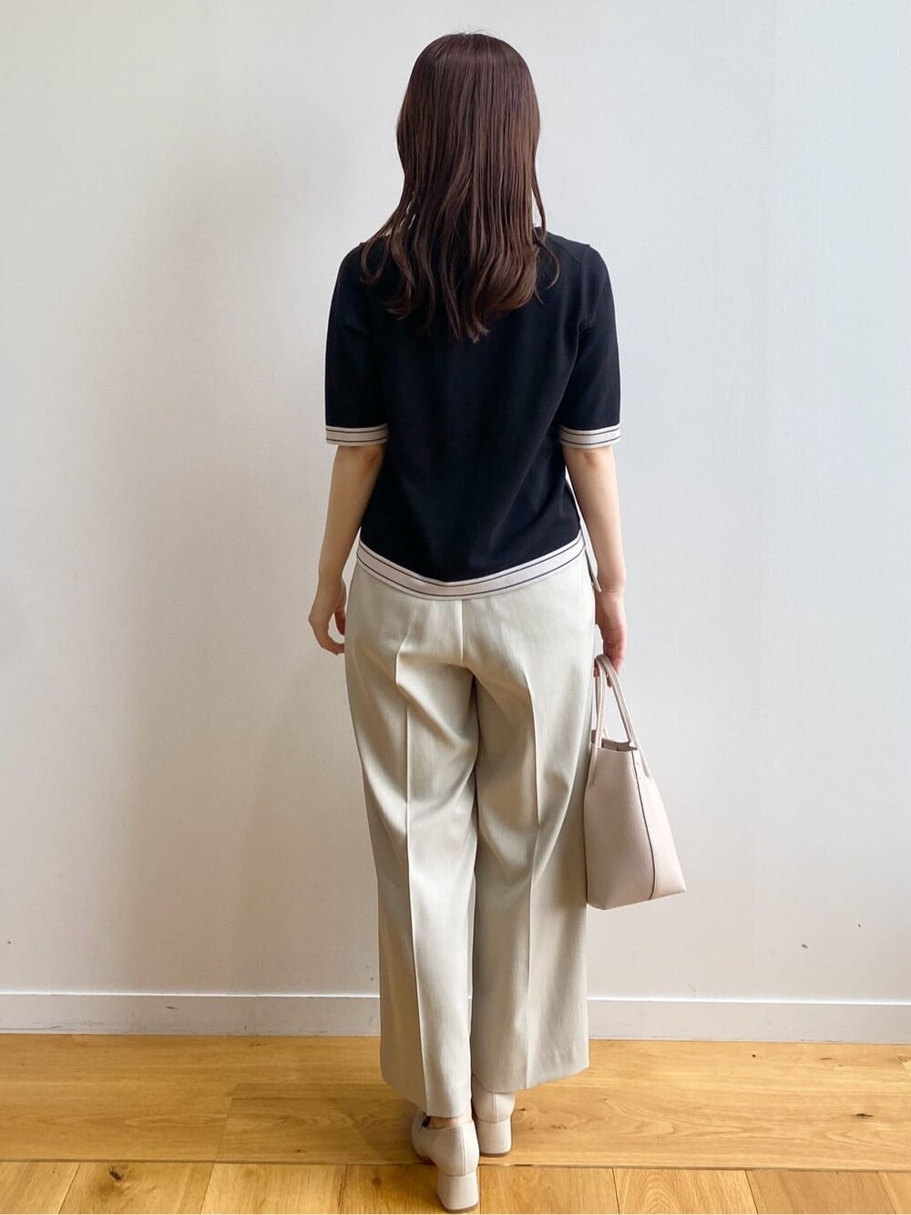 ブラック系のカーディガン/ボレロ、ベージュ系のその他パンツ、ベージュ系のトートバッグを着用したレディースの春コーディネートの4枚目の写真