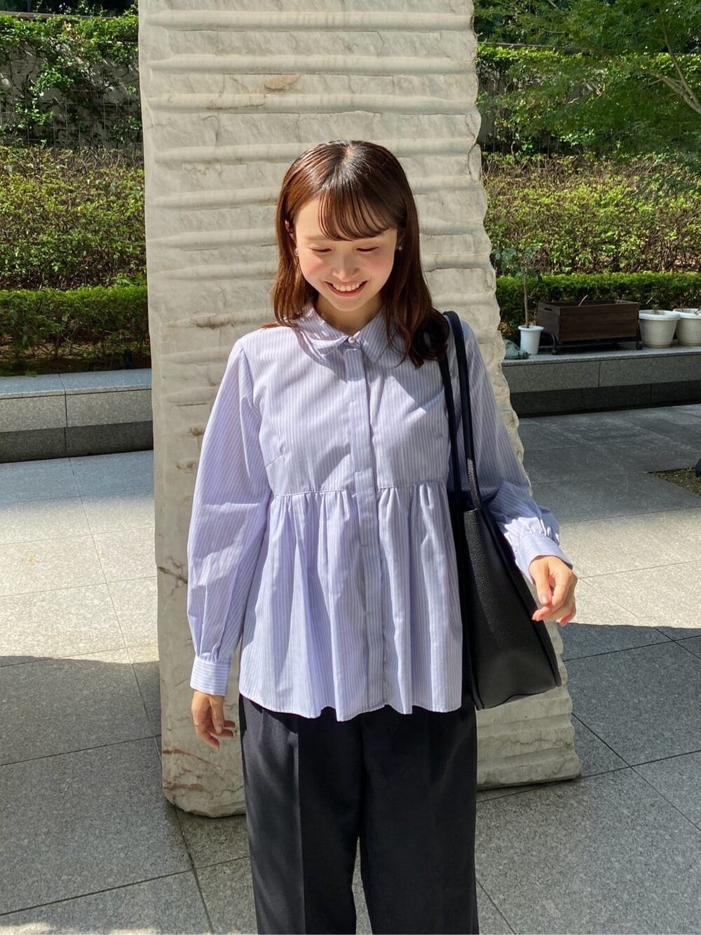 ブルー系のシャツ/ブラウス、ブラック系のその他パンツ、ブラック系のトートバッグを着用したレディースの秋コーディネートの8枚目の写真