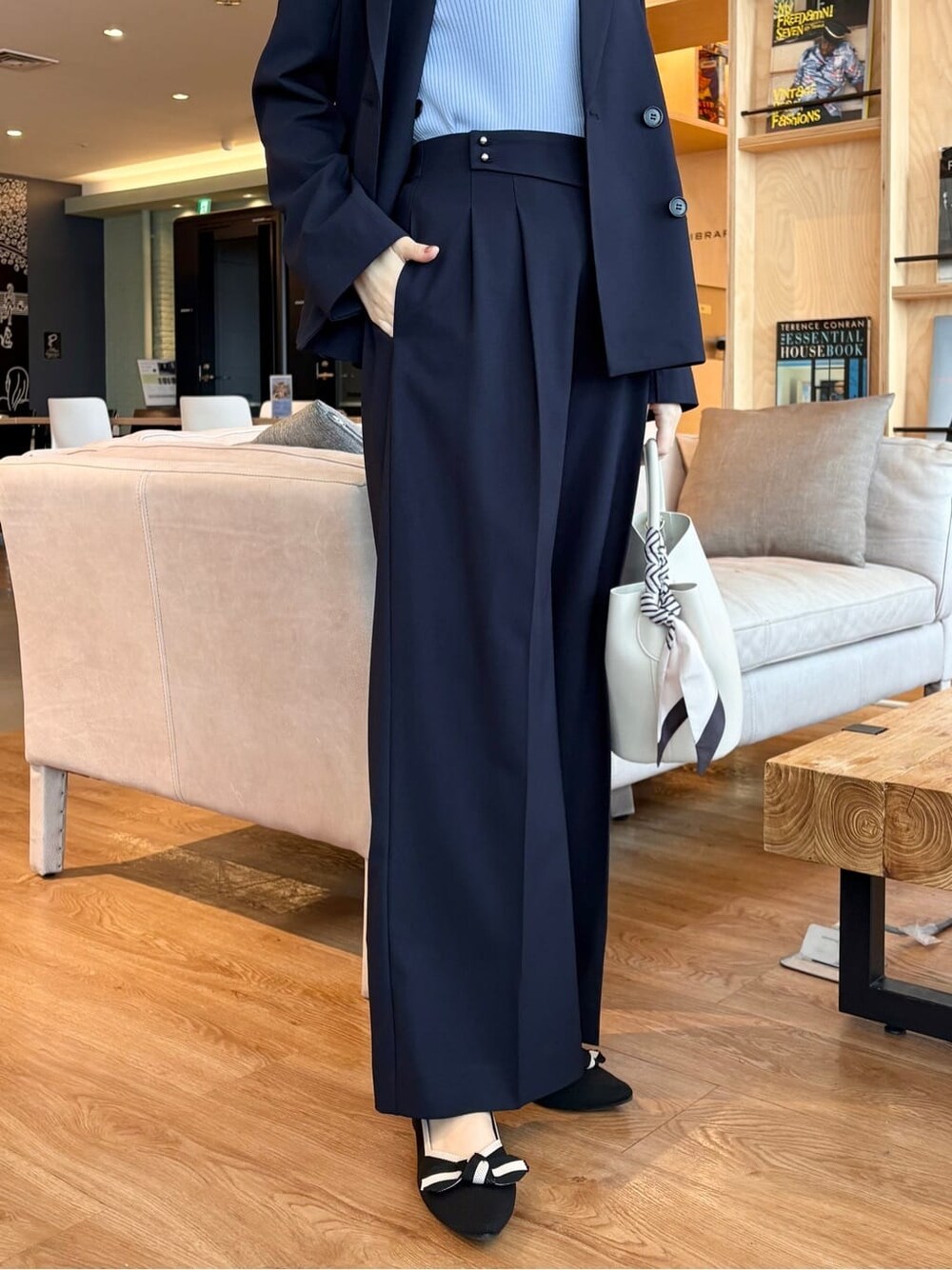 ブルー系のスカート、ブラック系のパンプス、ブルー系のニット/セーターを着用したレディースの春コーディネートの9枚目の写真