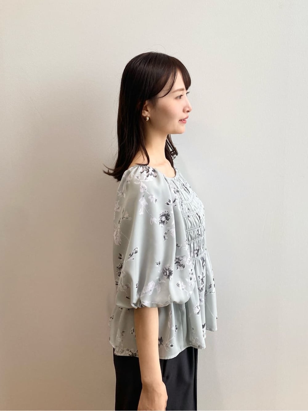 グリーン系のシャツ/ブラウス、グレー系のその他パンツ、ブラック系のトートバッグを着用したレディースの夏コーディネートの8枚目の写真