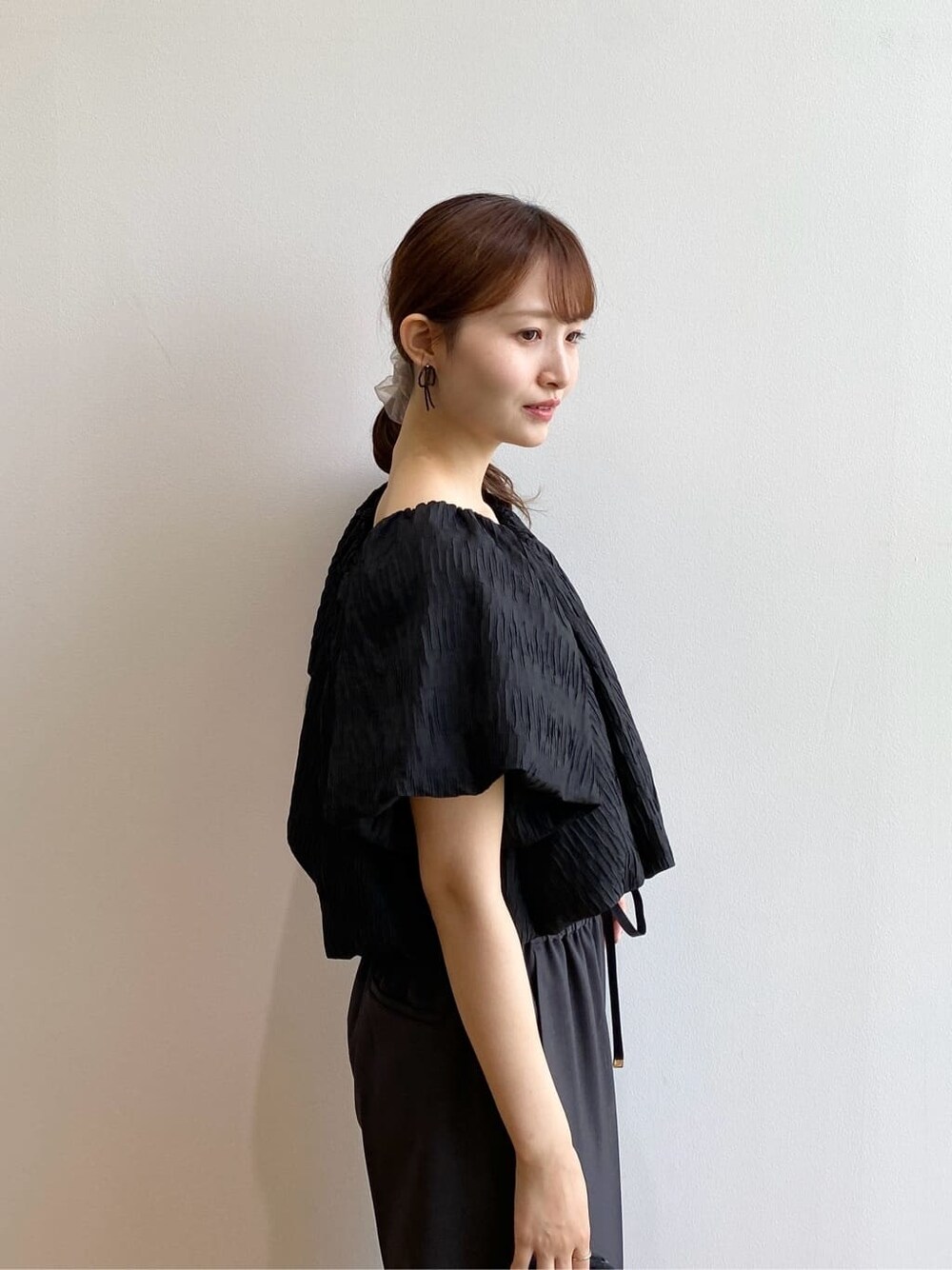 ブラック系のシャツ/ブラウス、グレー系のその他パンツ、ブラック系のトートバッグを着用したレディースの夏コーディネートの8枚目の写真