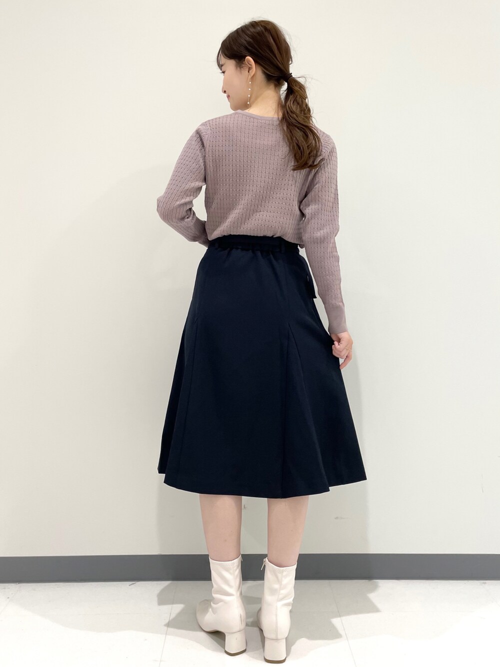 「カーディガン、スカート、ブーツ、ピンク、ネイビー、ショートブーツ、プチプラ、きれいめカジュアル、プチプラコーデ、オフィスカジュアル、インデックス、INDEX、白ブーツ、OPAQUE.CLIP、オペークドットクリップ」｜「OPAQUE.CLIPのミニボストンバッグ【2WAY】（ボストンバッグ、ホワイト系）」を使った、みさかさん（レディース・158cm）の秋コーディネートの2枚目の写真