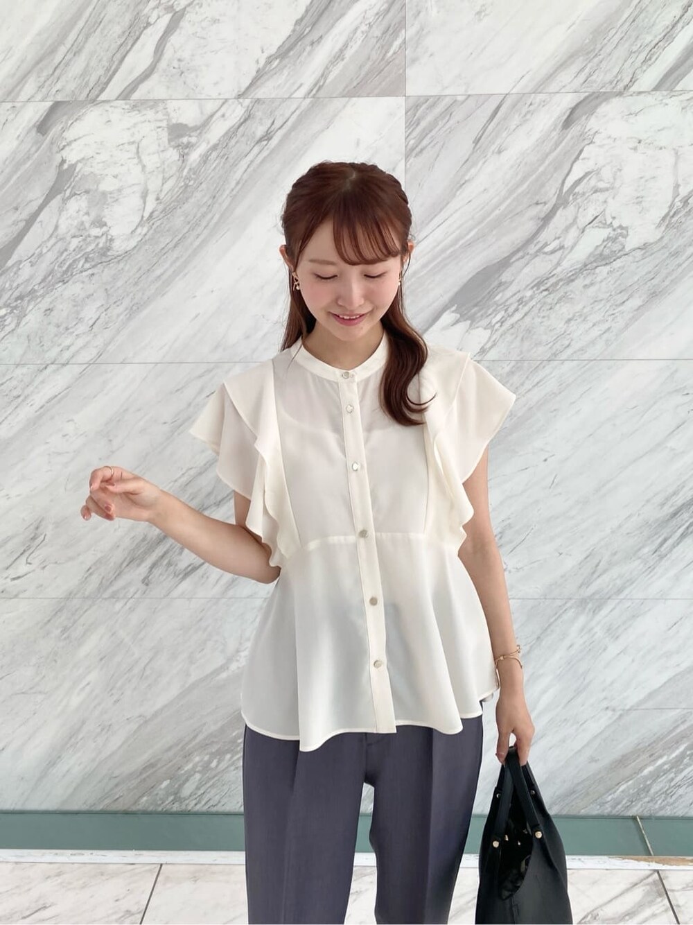 ホワイト系のシャツ/ブラウス、グレー系のその他パンツ、ブラック系のトートバッグを着用したレディースの夏コーディネートの6枚目の写真