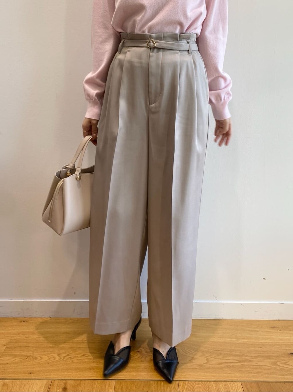 ピンク系のニット/セーター、ベージュ系のその他パンツ、ベージュ系のショルダーバッグを着用したレディースの冬コーディネートの9枚目の写真