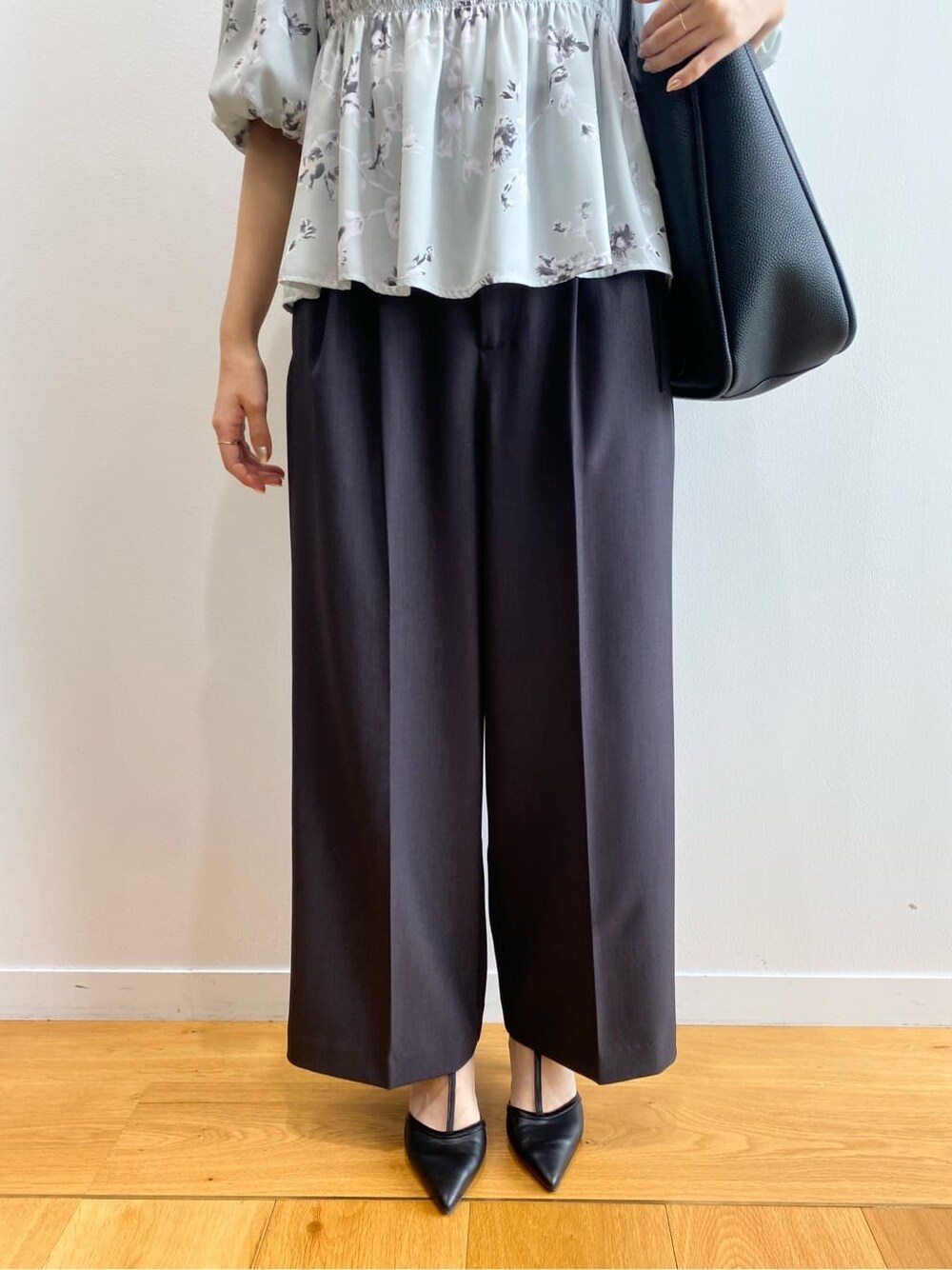 グリーン系のシャツ/ブラウス、グレー系のその他パンツ、ブラック系のトートバッグを着用したレディースの夏コーディネートの9枚目の写真