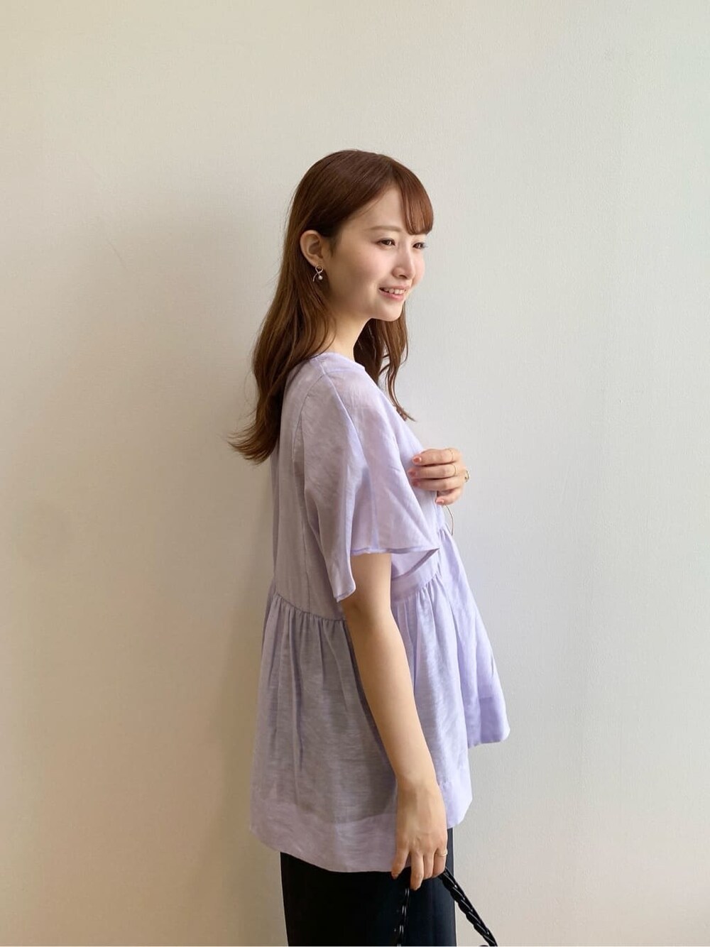 パープル系のシャツ/ブラウス、ブルー系のスカート、ブラック系のショルダーバッグを着用したレディースの夏コーディネートの7枚目の写真