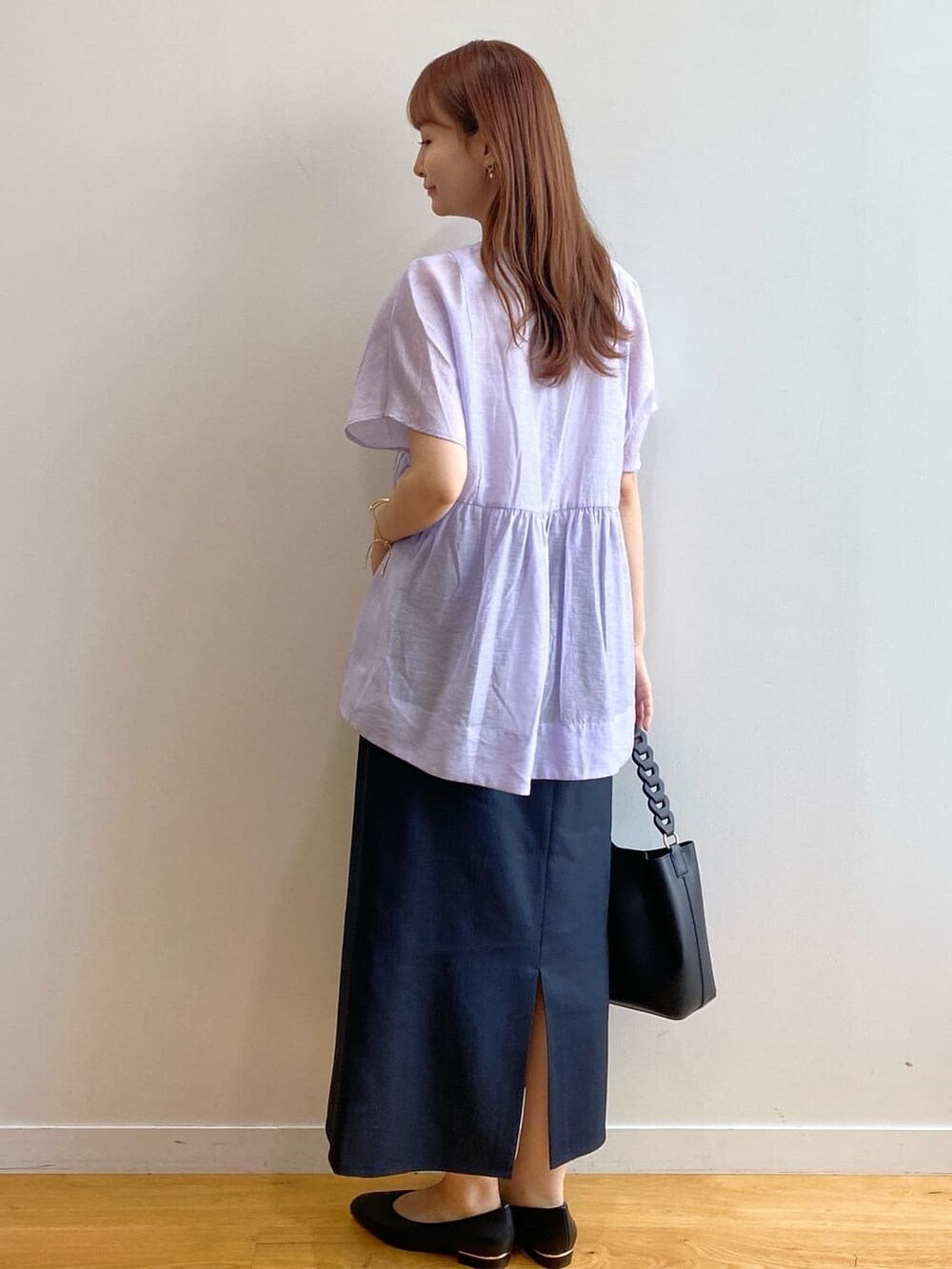 パープル系のシャツ/ブラウス、ブルー系のスカート、ブラック系のショルダーバッグを着用したレディースの夏コーディネートの5枚目の写真