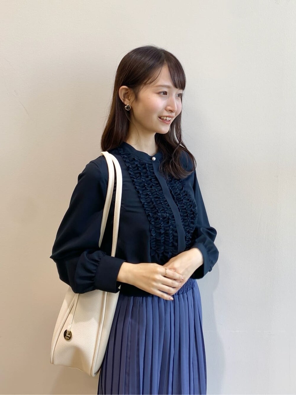 ブルー系のシャツ/ブラウス、ブルー系のスカート、ホワイト系のトートバッグを着用したレディースの冬コーディネートの7枚目の写真