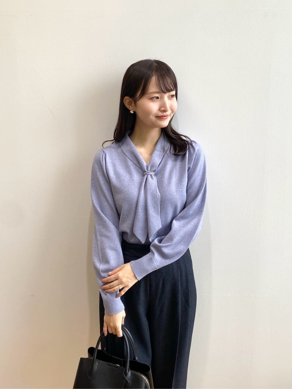 ブルー系のニット/セーター、ブルー系のその他パンツ、ブラック系のボストンバッグを着用したレディースの秋コーディネートの8枚目の写真
