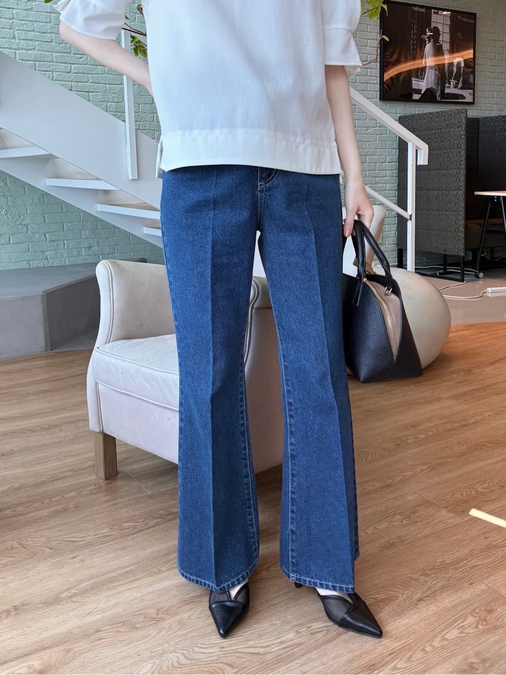 ブラック系のボストンバッグ、ブラック系のパンプス、ブルー系のその他パンツを着用したレディースの春コーディネートの10枚目の写真