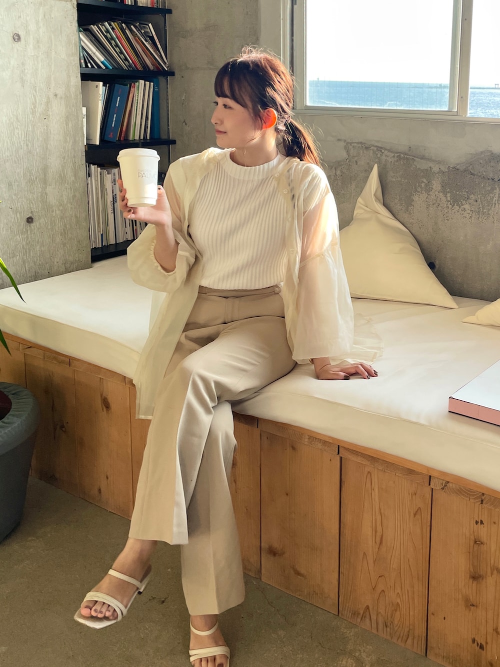 ホワイト系のサンダル、ホワイト系のシャツ/ブラウス、イエロー系のその他パンツを着用したレディースの夏コーディネートの2枚目の写真