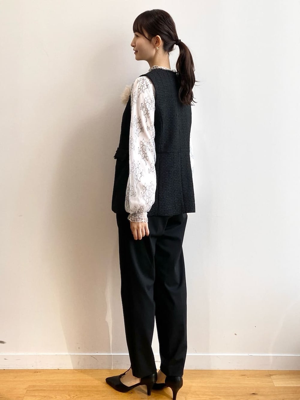ブラック系のベスト、ベージュ系のシャツ/ブラウス、ブラック系のその他パンツを着用したレディースの冬コーディネートの5枚目の写真
