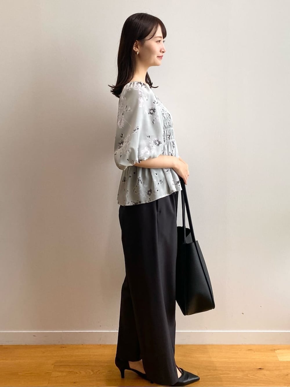 グリーン系のシャツ/ブラウス、グレー系のその他パンツ、ブラック系のトートバッグを着用したレディースの夏コーディネートの3枚目の写真