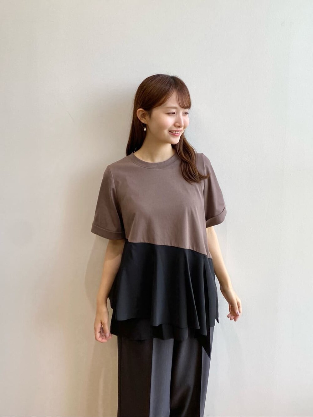 ブラウン系のTシャツ/カットソー、グレー系のその他パンツ、ブラック系のサンダルを着用したレディースの夏コーディネートの6枚目の写真