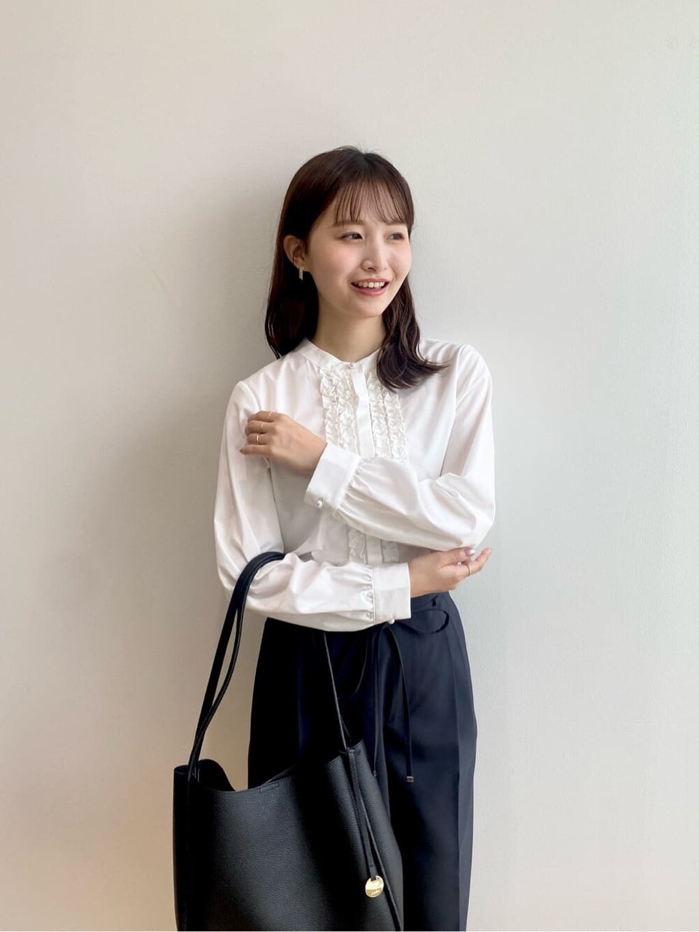 ホワイト系のシャツ/ブラウス、ブラック系のその他パンツ、ブラック系のトートバッグを着用したレディースの夏コーディネートの8枚目の写真