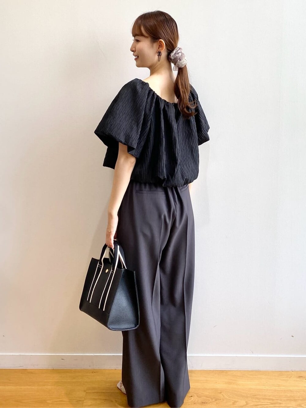 ブラック系のシャツ/ブラウス、グレー系のその他パンツ、ブラック系のトートバッグを着用したレディースの夏コーディネートの5枚目の写真