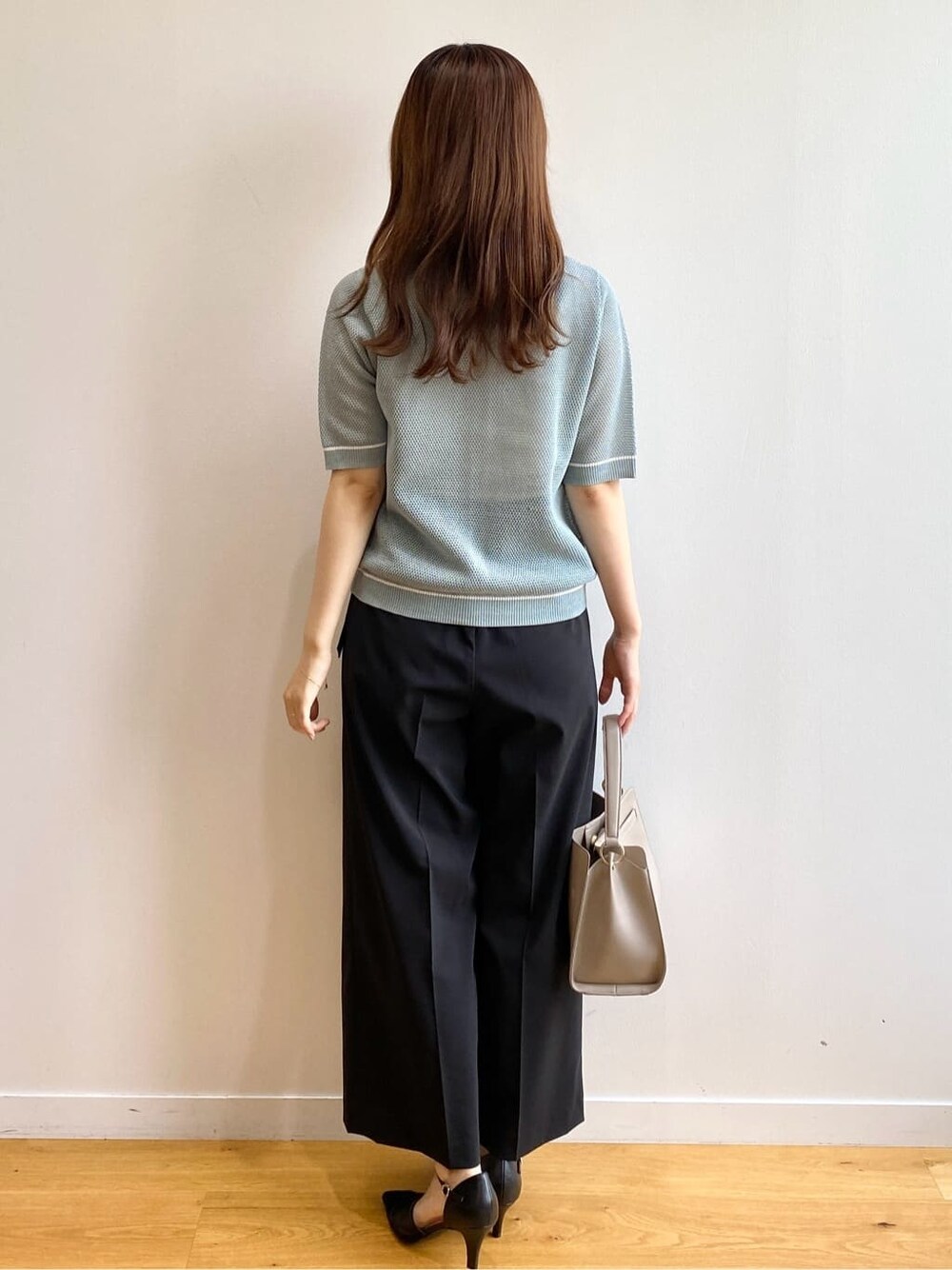 グリーン系のカーディガン/ボレロ、ブラック系のその他パンツ、ベージュ系のトートバッグを着用したレディースの夏コーディネートの4枚目の写真