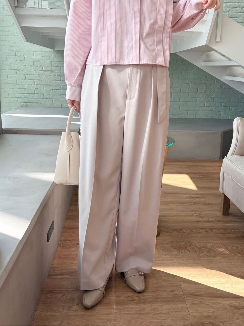 ピンク系のシャツ/ブラウス、ベージュ系のその他パンツ、ホワイト系のトートバッグを着用したレディースの冬コーディネートの9枚目の写真