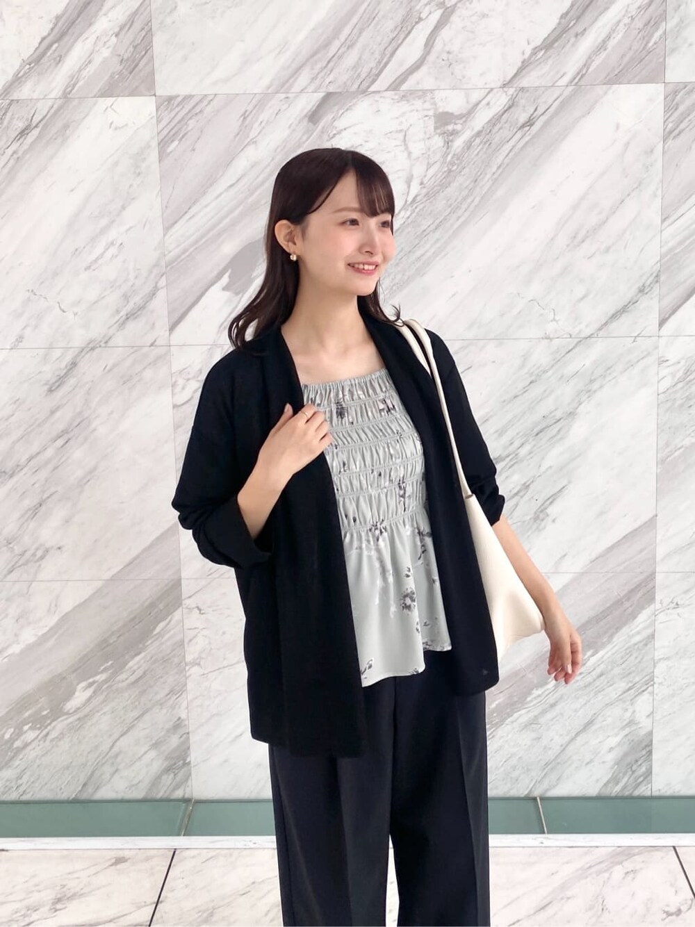 ブラック系のカーディガン/ボレロ、グリーン系のシャツ/ブラウス、グレー系のその他パンツを着用したレディースの夏コーディネートの6枚目の写真